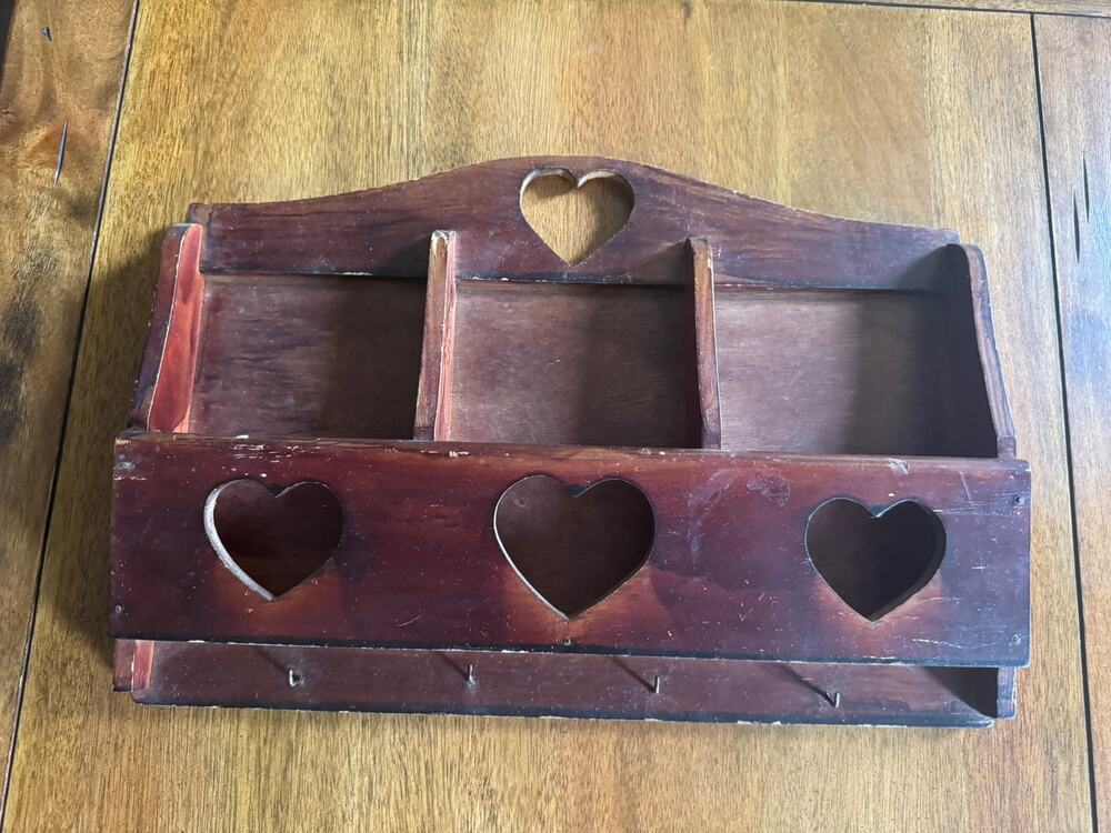 Vintage Country Heart Wall Organizer Wooden Mail Holder Shelf w 4 Peg Hooks